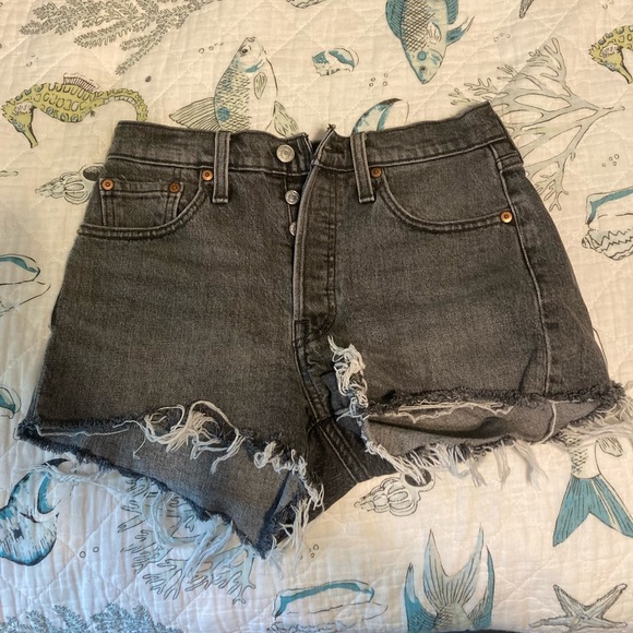 Levi’s 501 Shorts Distressed Black/grey - Picture 2 of 3